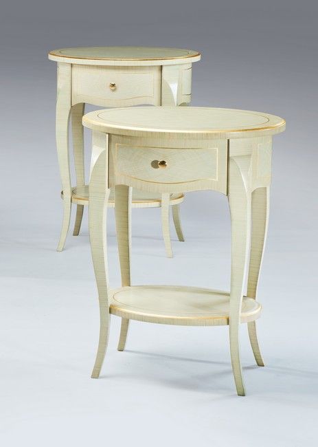 PAIRE DE TABLES DE CHEVET ovales en bois...