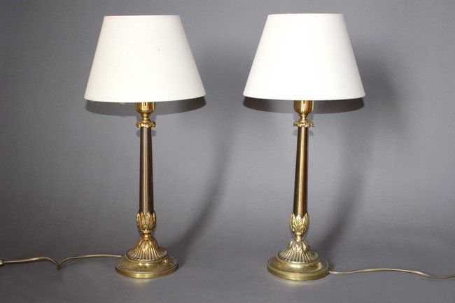 PAIRE DE LAMPES en métal doré et bronze ciselé,...