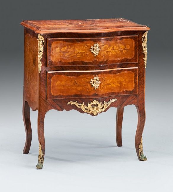 COMMODE rectangulaire à façade galbée en...