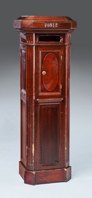 BOÎTE AUX LETTRES en bois mouluré et teinté...