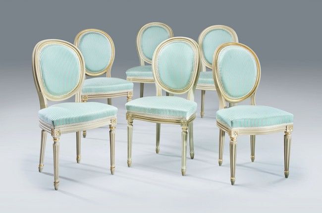 SUITE DE SIX CHAISES à dossier médaillon...