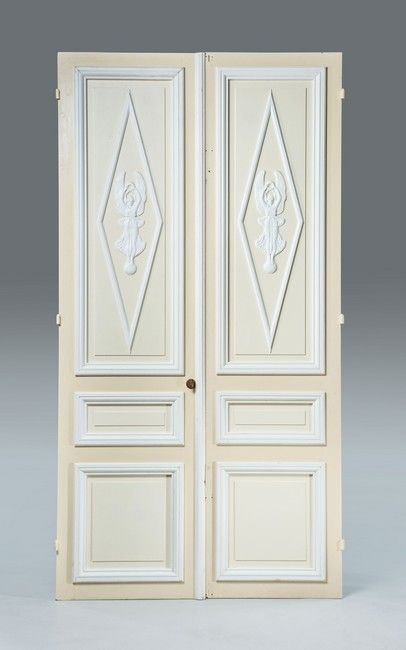 DEUX IMPORTANTES PORTES en bois mouluré sculpté...