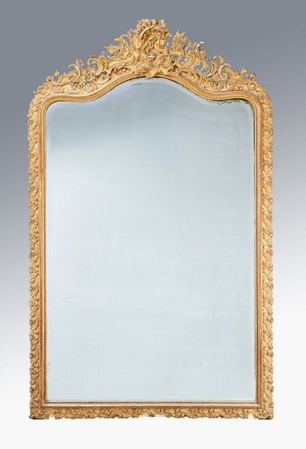 IMPORTANT MIROIR en bois et stuc doré, fronton...