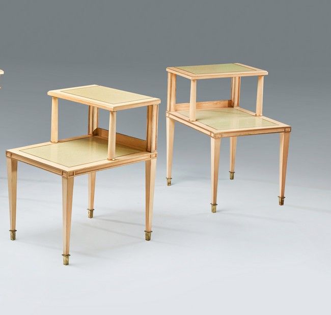 DEUX TABLES DE CHEVETS en bois mouluré et...