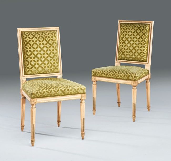 PAIRE DE CHAISES à dossier carré en bois...