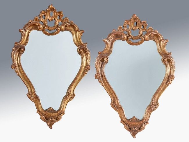 PAIRE DE MIROIRS de forme écusson en bois...