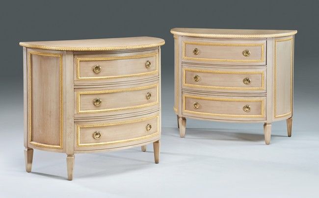 PAIRE DE COMMODES demi-lune en bois mouluré,...