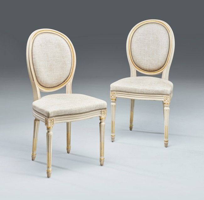 PAIRE DE CHAISES à dossier médaillon en bois...