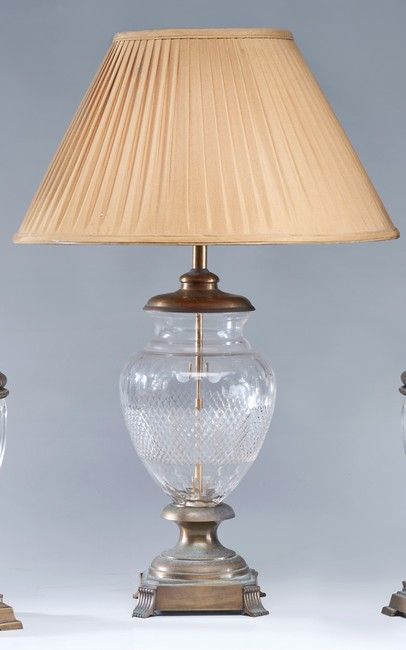 LAMPE de forme balustre en verre moulé, taillé...