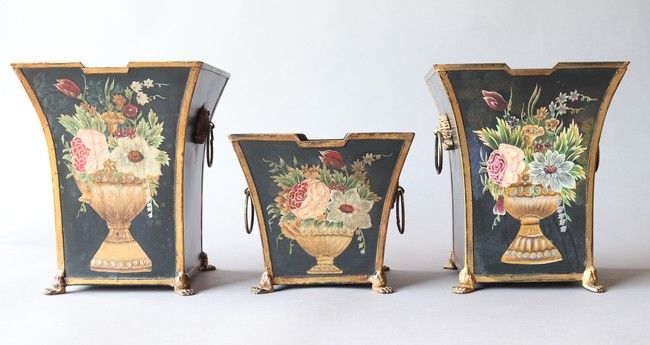 TROIS JARDINIERES carrées en tôle émaillée...