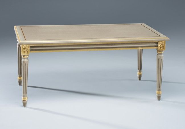 TABLE BASSE rectangulaire en bois mouluré,...