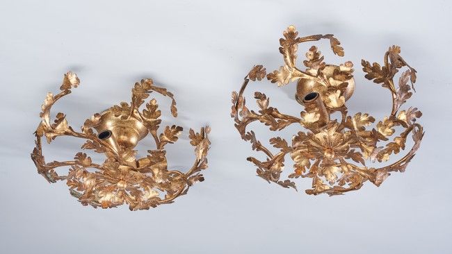 PAIRE DE PLAFONNIERS ronds à trois lumières,...