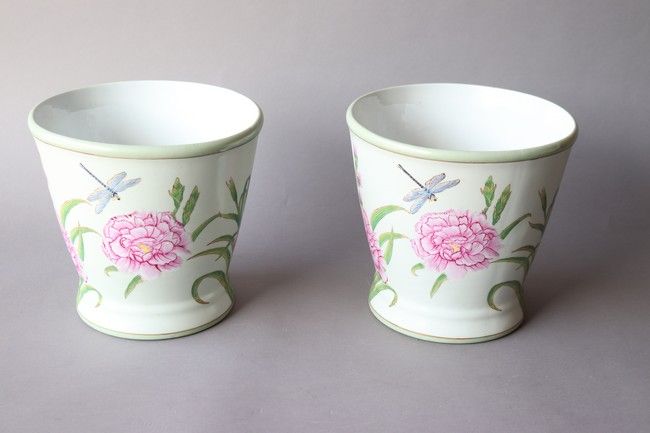 PAIRE DE CACHE-POTS ronds en porcelaine émaillée...