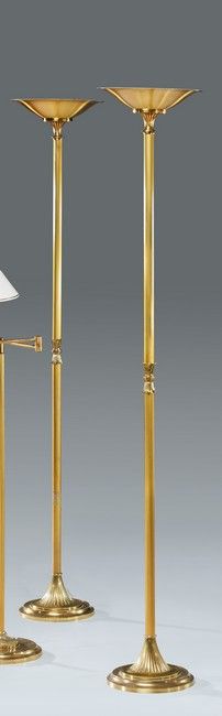 PAIRE DE LAMPADAIRES en bronze doré, le fût...