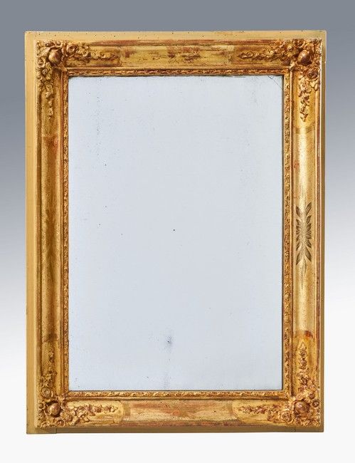 MIROIR rectangulaire en bois et stuc doré...