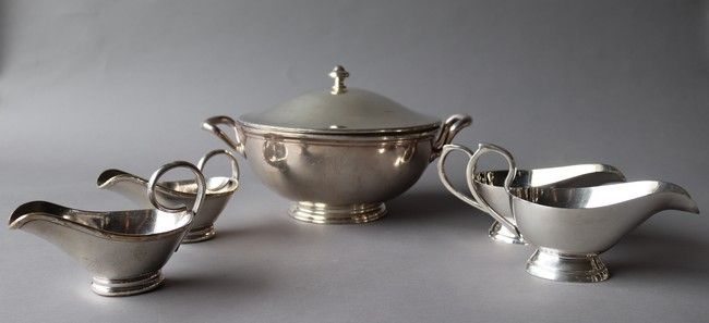 QUATRE SAUCIÈRES CASQUES et une SOUPIERE...