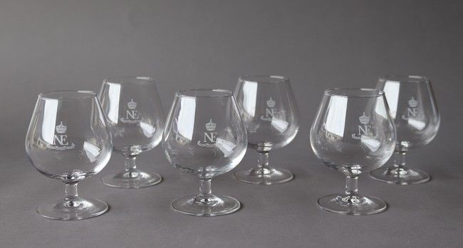SIX VERRES à digestif en verre, chiffrés...