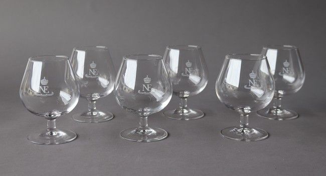 SIX VERRES à digestif en verre, chiffrés...
