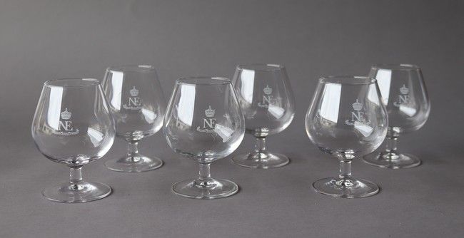 SIX VERRES à digestif en verre, chiffrés...