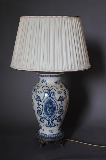 VASE de forme balustre en faïence émaillée...
