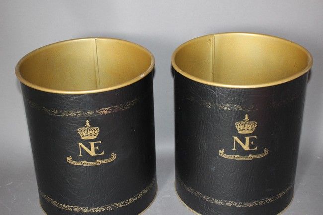 DEUX POUBELLES DE BUREAU en tôle laquée or,...