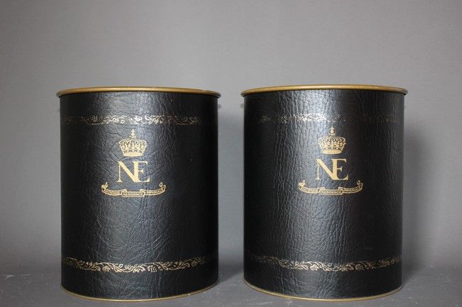 DEUX POUBELLES DE BUREAU en tôle laquée or,...