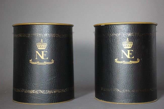 DEUX POUBELLES DE BUREAU en tôle laquée or,...