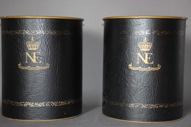 DEUX POUBELLES DE BUREAU en tôle laquée or,...
