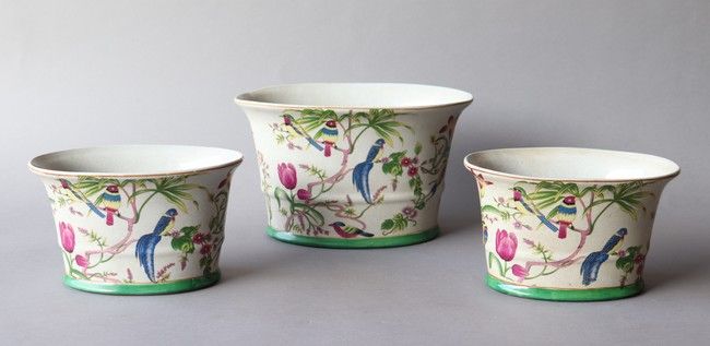 TROIS JARDINIÈRES ovales en porcelaine émaillée...