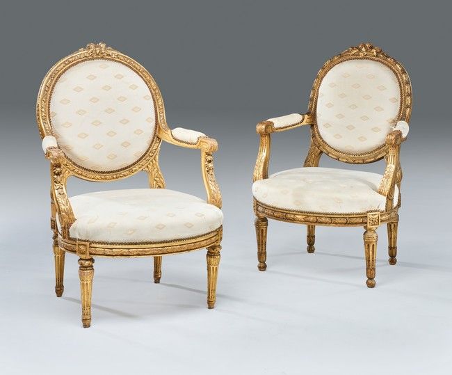 PAIRE DE LARGES FAUTEUILS à dossier plat...