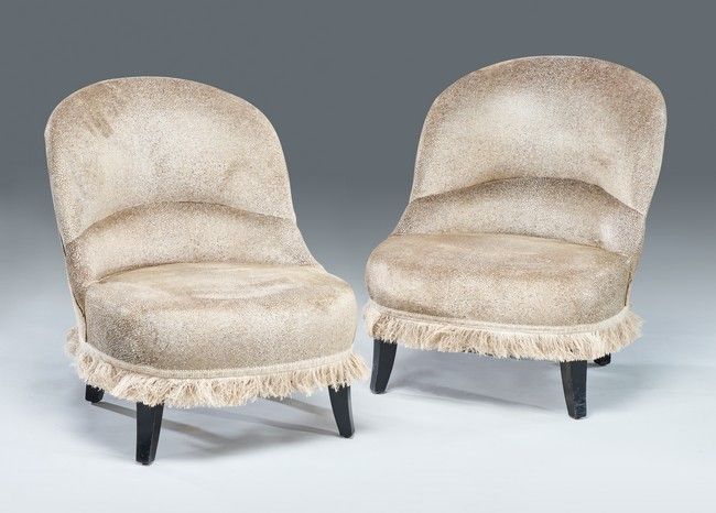 PAIRE DE FAUTEUILS CRAPAUDS. Garniture grise...