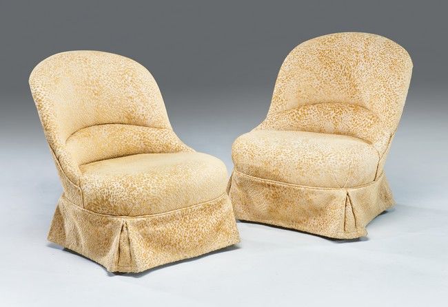 PAIRE DE FAUTEUILS CRAPAUDS. Garniture de...