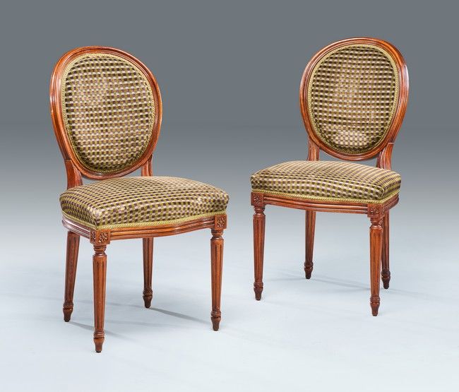 PAIRE DE CHAISES à dossier médaillon cabriolet,...