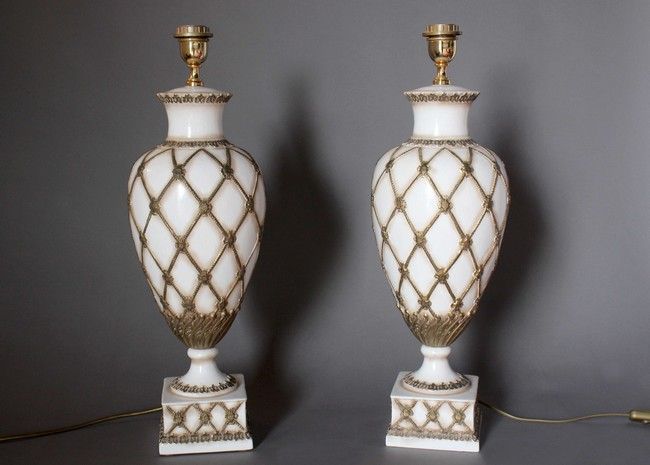 PAIRE DE GRANDES LAMPES en céramique blanche...