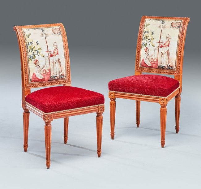 PAIRE DE CHAISES en bois mouluré, sculpté...
