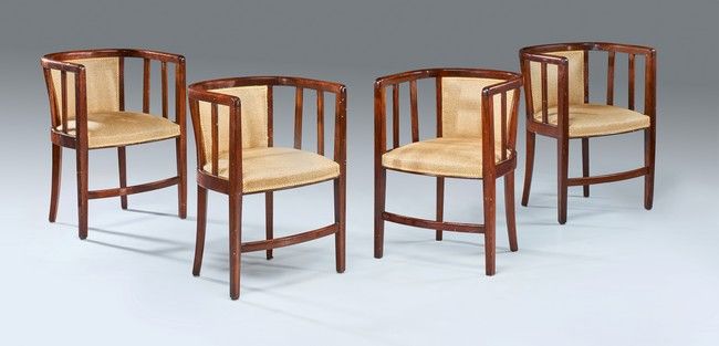 QUATRE FAUTEUILS en bois teinté façon acajou,...
