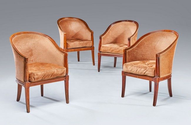 QUATRE FAUTEUILS GONDOLES en bois mouluré...