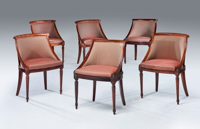 SIX CHAISES GONDOLES en bois mouluré, teinté...