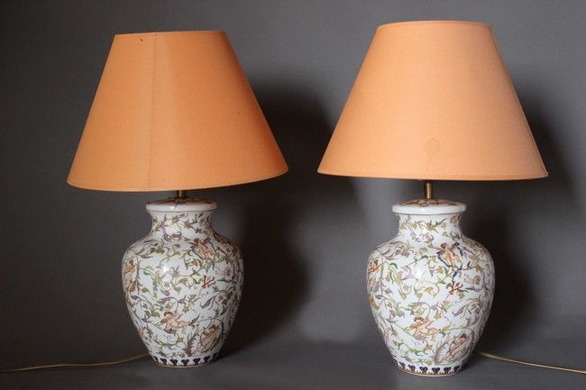PAIRE DE LAMPES en porcelaine blanche de...