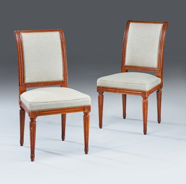 PAIRE DE CHAISES en bois mouluré, sculpté...