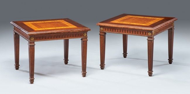 PAIRE DE TABLES BASSES carrées en bois mouluré...