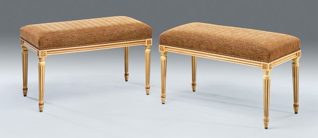 PAIRE DE BANQUETTES en bois mouluré, sculpté...