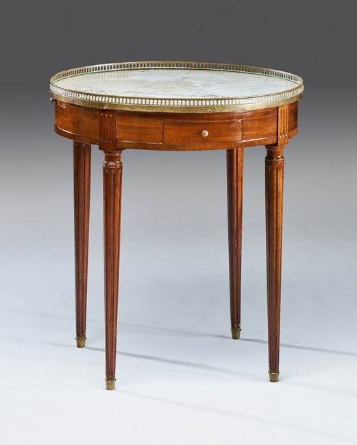 TABLE BOUILLOTTE en acajou et placage d'acajou,...