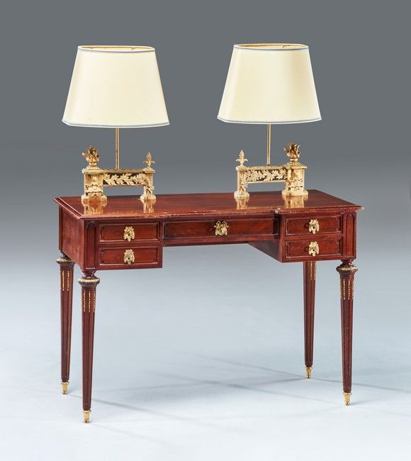BUREAU rectangulaire en bois mouluré, sculpté...