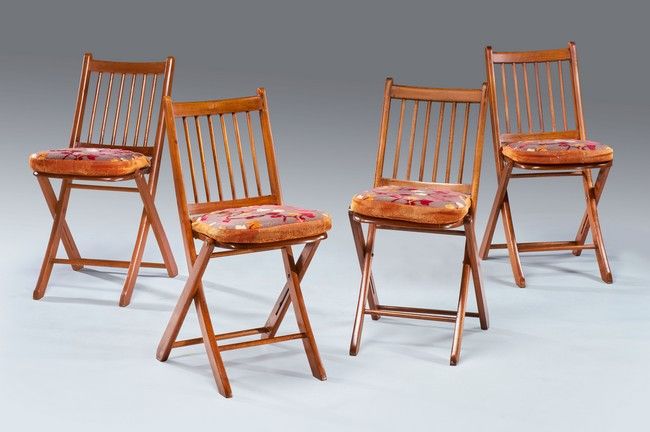 QUATRES CHAISES PLIANTES en hêtre teinté,...