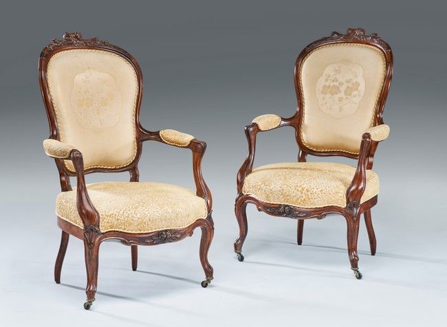 PAIRE DE FAUTEUILS en bois mouluré et sculpté...