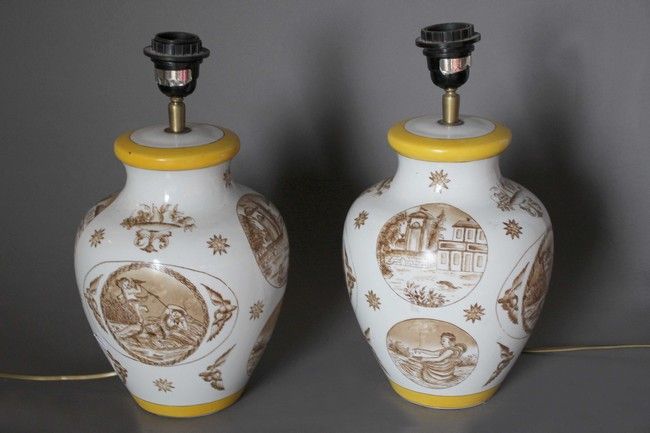 PAIRE DE LAMPES en porcelaine blanche de...