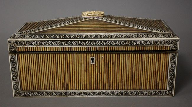 BOÎTE rectangulaire en bois à décor de pailles...