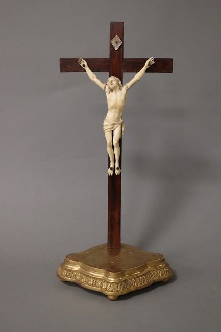 CHRIST en ivoire sculpté, la tête tournée...