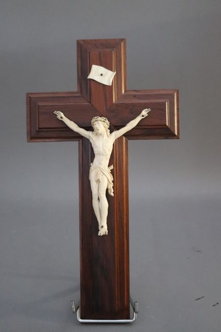 CRUCIFIX formé d'un Christ en ivoire sculpté...